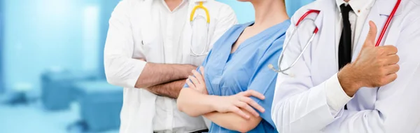 Médico que trabalha no hospital com outros médicos . — Fotografia de Stock