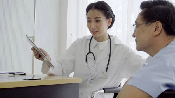 El médico se encarga del paciente en el hospital o clínica médica. Concepto sanitario. — Foto de Stock