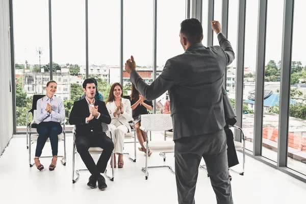 Affärskvinnor och affärsmän på gruppmöte. — Stockfoto