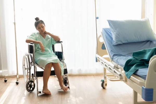 병원에서 휠체어에 앉아 심각한 환자. — 스톡 사진