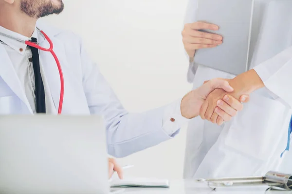 Medico in ospedale stringe la mano con un altro medico — Foto Stock