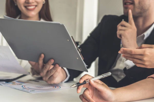 Empresário e empresárias que trabalham no escritório. — Fotografia de Stock