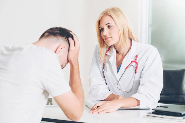 Mulher Médica e Paciente Masculino no Escritório do Hospital — Fotografia de Stock