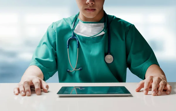 Médico Cirujano Sentado Mesa Con Tableta Consultorio Del Hospital Personal —  Fotos de Stock