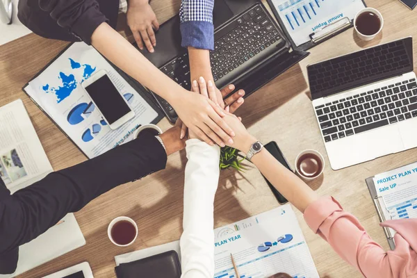 Trabajo en equipo gente de negocios se unen en la reunión. — Foto de Stock