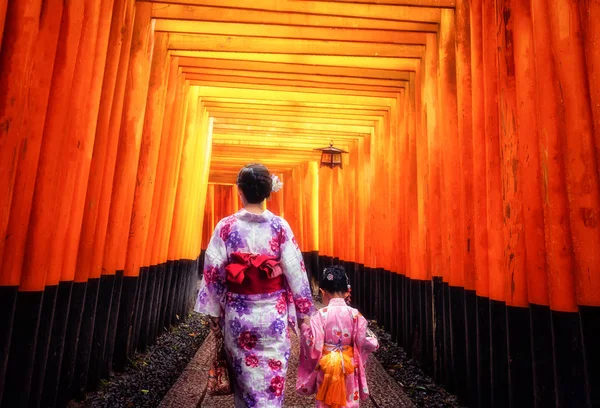 伏見稲荷神社の旅行者 — ストック写真