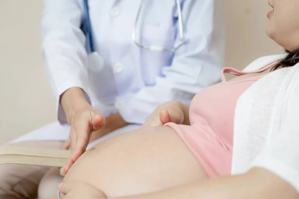 Donna incinta e ginecologo medico presso l'ospedale — Foto Stock