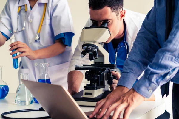 Grupo de cientistas que trabalham em laboratório químico . — Fotografia de Stock