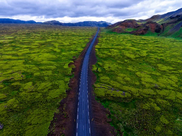 Vista aérea do campo de lava musgosa na Islândia . — Fotografia de Stock