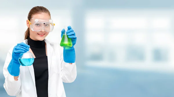 Ученый или химик держит пробирку в лаборатории — стоковое фото