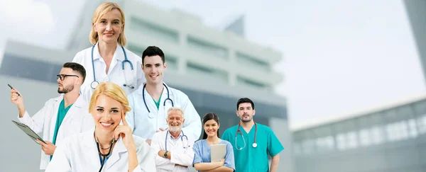 Grupa lekarzy i pracowników służby zdrowia. — Zdjęcie stockowe