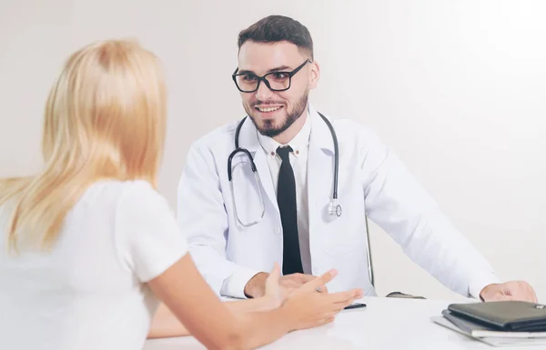 Medico maschile e paziente femminile in ospedale ufficio — Foto Stock