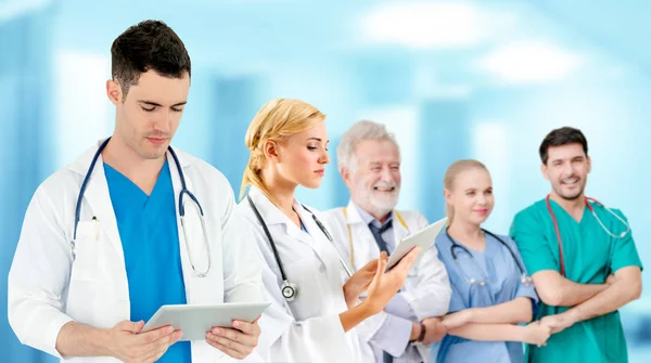 Professioneller Arzt Der Krankenhausbüro Oder Klinik Mit Anderen Ärzten Krankenschwestern — Stockfoto