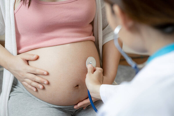 Беременная женщина и врач-гинеколог