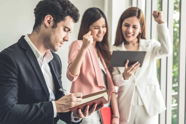 Empresario leyendo libro en oficina de negocios . — Foto de Stock