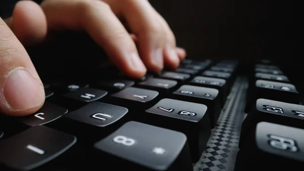 Close-up soft-focus digitação de dedo no teclado . — Fotografia de Stock