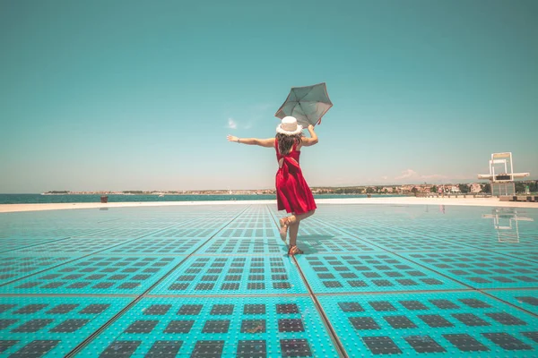 Ευτυχής Γυναίκα Ταξιδιώτης Χορεύει Υπαίθριο Ντίσκο Πάτωμα Ζαντάρ Κροατία — Φωτογραφία Αρχείου