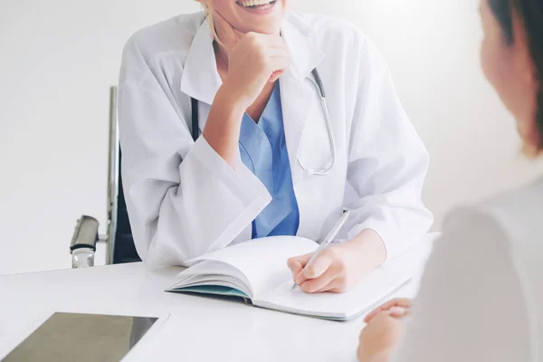 Woman Doctor and Female Patient in Hospital Office — Stock Photo, Image