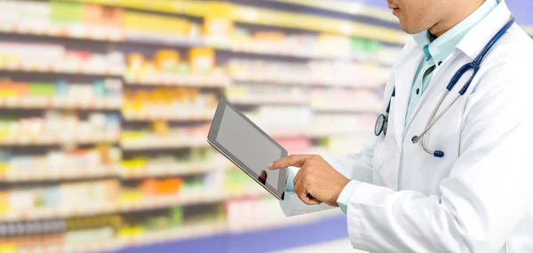 Homem Farmacêutico Usando Computador Tablet Farmácia Farmácia Pesquisa Medicina Assistência — Fotografia de Stock