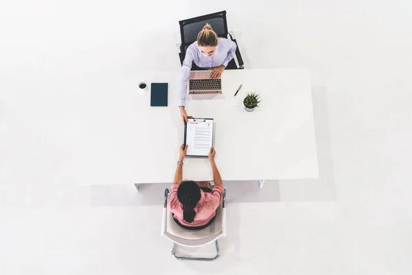 Duas jovens empresárias se reúnem para entrevista. — Fotografia de Stock