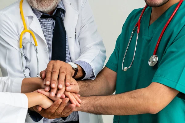 Grupo de pessoas de cuidados de saúde trabalham juntas no hospital — Fotografia de Stock