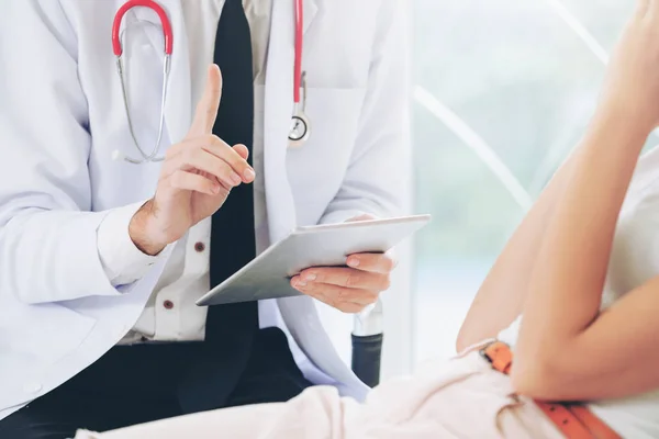 Médecin et patiente dans le bureau de l'hôpital — Photo