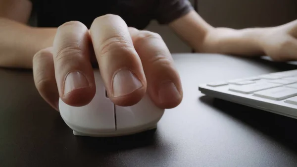 Nahaufnahme Soft-Fokus-Fingertippen auf der Tastatur. — Stockfoto
