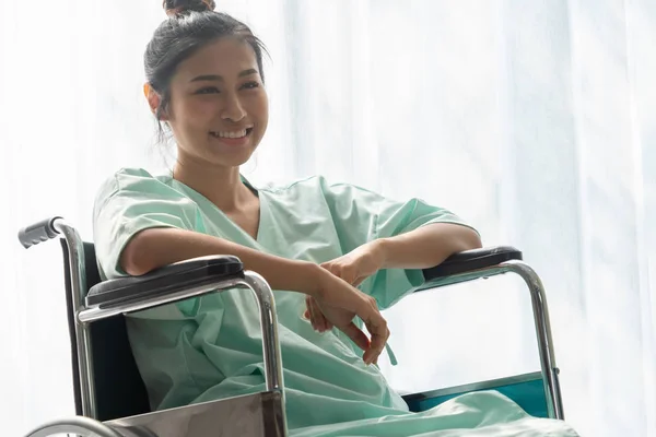 Paziente felice seduto sulla sedia a rotelle in ospedale. Sanità medicac — Foto Stock