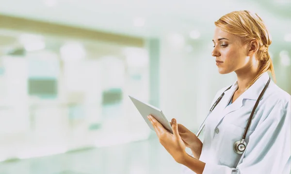 Arzt mit Tablet-Computer im Krankenhaus. — Stockfoto