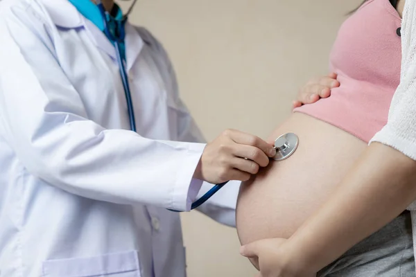 Femme enceinte et gynécologue médecin à l'hôpital — Photo