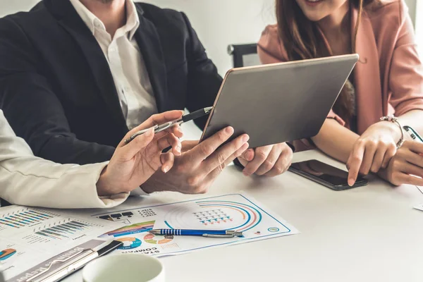 Businessman and businesswomen working in office. — Stock Photo, Image