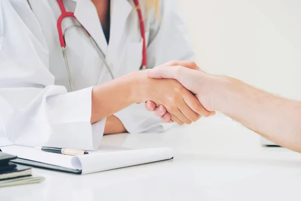 Médico de la mano con el paciente en el hospital . —  Fotos de Stock