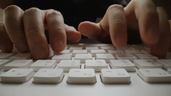 Κοντινό-up μαλακό-Focus δάχτυλο πληκτρολόγηση στο πληκτρολόγιο. — Φωτογραφία Αρχείου