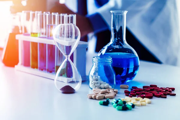 Pastillas de medicamentos y tabletas en el laboratorio de investigación . — Foto de Stock