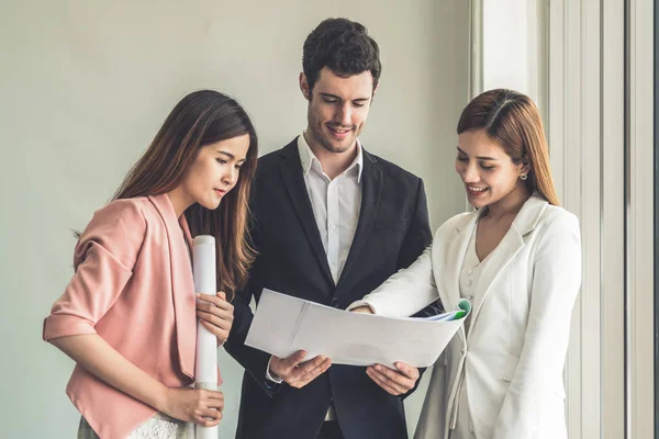 Empresarios y empresarias que trabajan en el cargo. — Foto de Stock