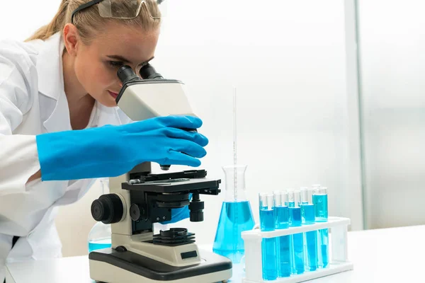 Mulher cientista trabalhando em laboratório de química . — Fotografia de Stock