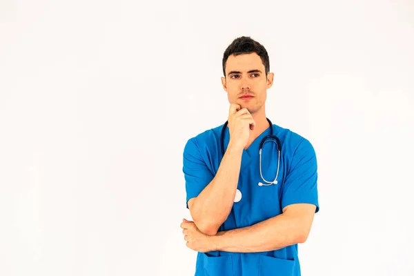 Doctor in ziekenhuis uniform op witte achtergrond. — Stockfoto