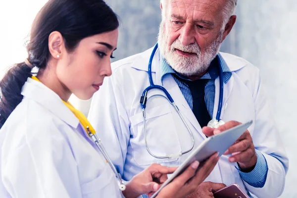 Ärzte arbeiten im Krankenhaus mit Tablet-Computer. — Stockfoto