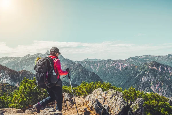 Randonneur faire des activités de trekking sur la montagne au Japon . — Photo