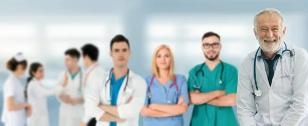 Arzt arbeitet im Krankenhaus mit anderen Ärzten zusammen. — Stockfoto