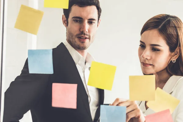 Kreative asiatische Geschäftsfrau in Meeting-Workshop. — Stockfoto