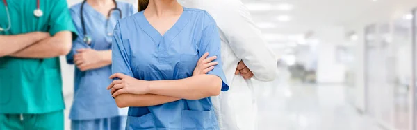 Médico que trabalha no hospital com outros médicos . — Fotografia de Stock