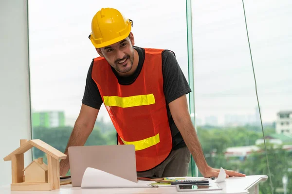 Byggnadsingenjör arbetstagare som arbetar i Office. — Stockfoto