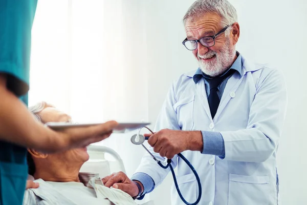 Volwassen Arts Praten Onderzoeken Van Gezondheid Van Senior Patiënt Ziekenhuis — Stockfoto