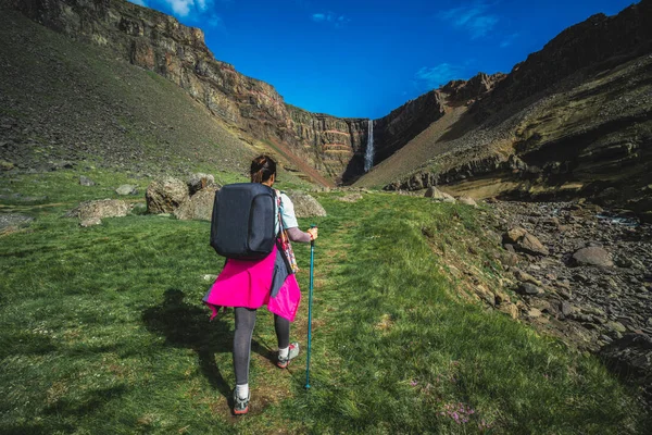 Caminhadas de viajantes em Hengifoss Waterfall, Islândia . — Fotografia de Stock