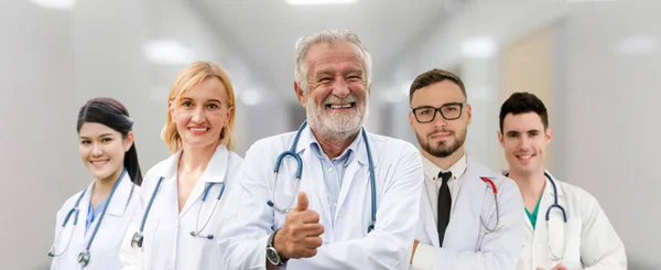 Médico Profissional Que Trabalha Consultório Hospitalar Clínica Com Outros Médicos — Fotografia de Stock