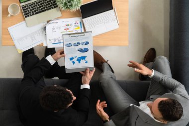 İş adamları ofiste iş toplantısındalar..