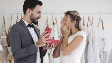 Gelin ve damat gelinlik töreni hazırlamak.