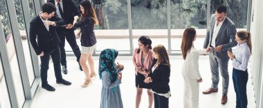 Bir çok iş adamı ofis binasında toplanıyor..