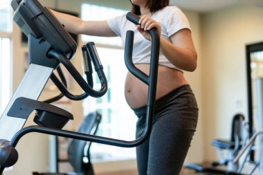 Aktif hamile kadın spor salonu..